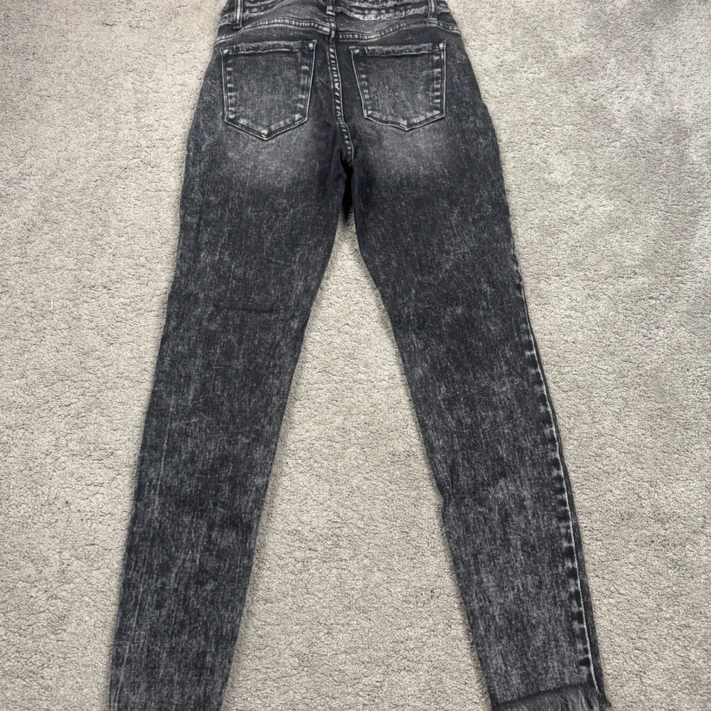 KanCan Estilo Women's 7/27 Acid Wash Black Skinny Straight Jeans - Picture 4 of 6